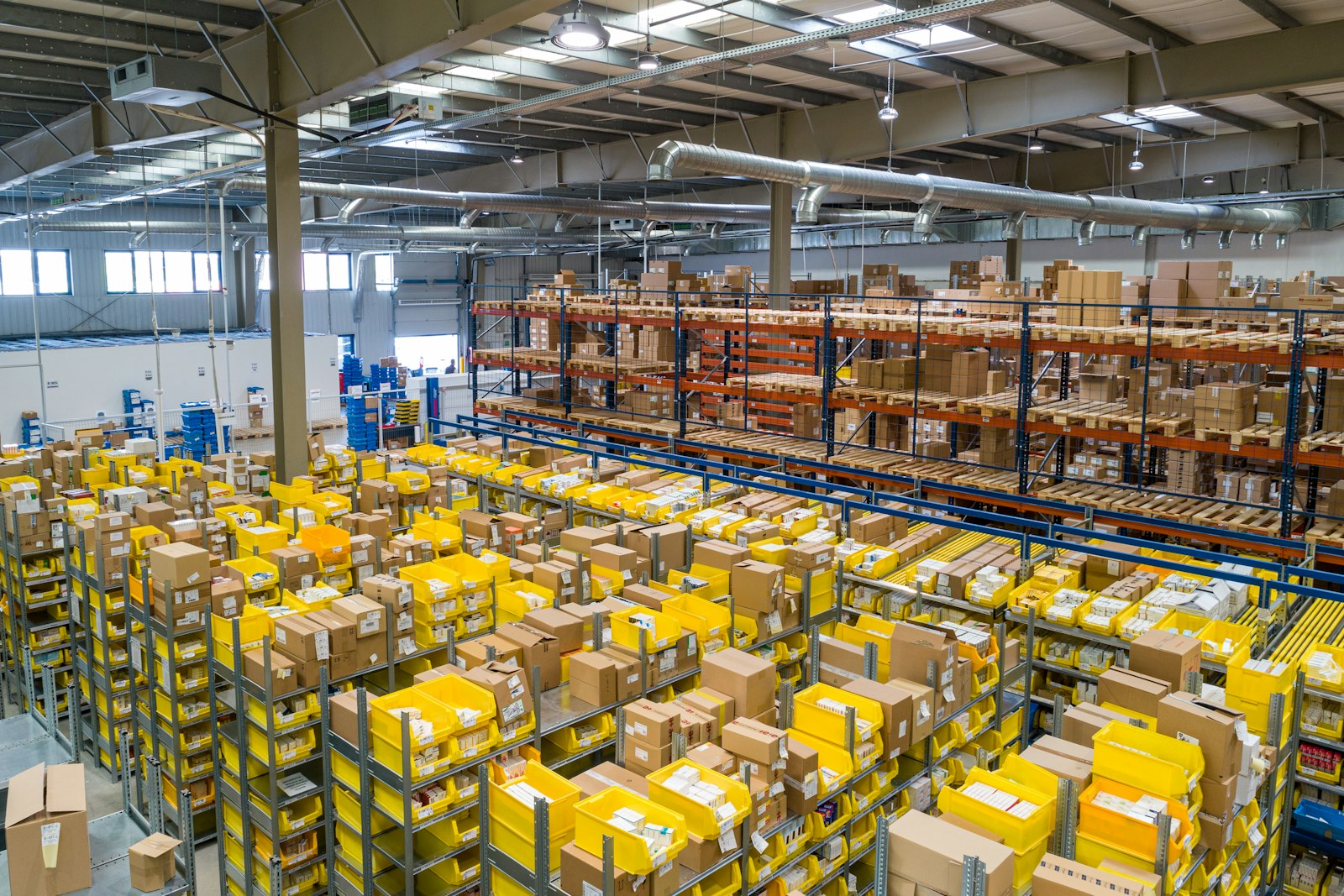 Fulfilment floor with organised pick bins and packing stations